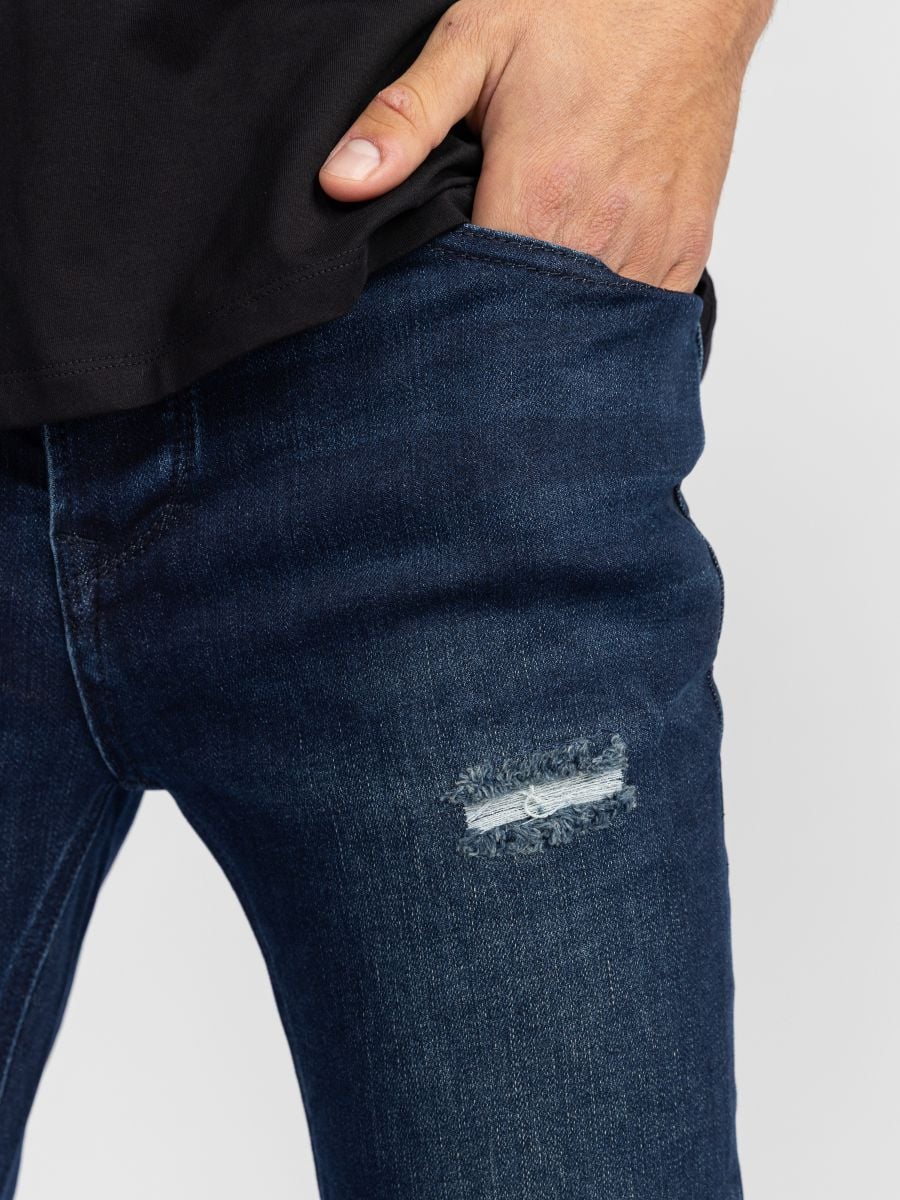 גינס סקיני עם קרעים עדינים