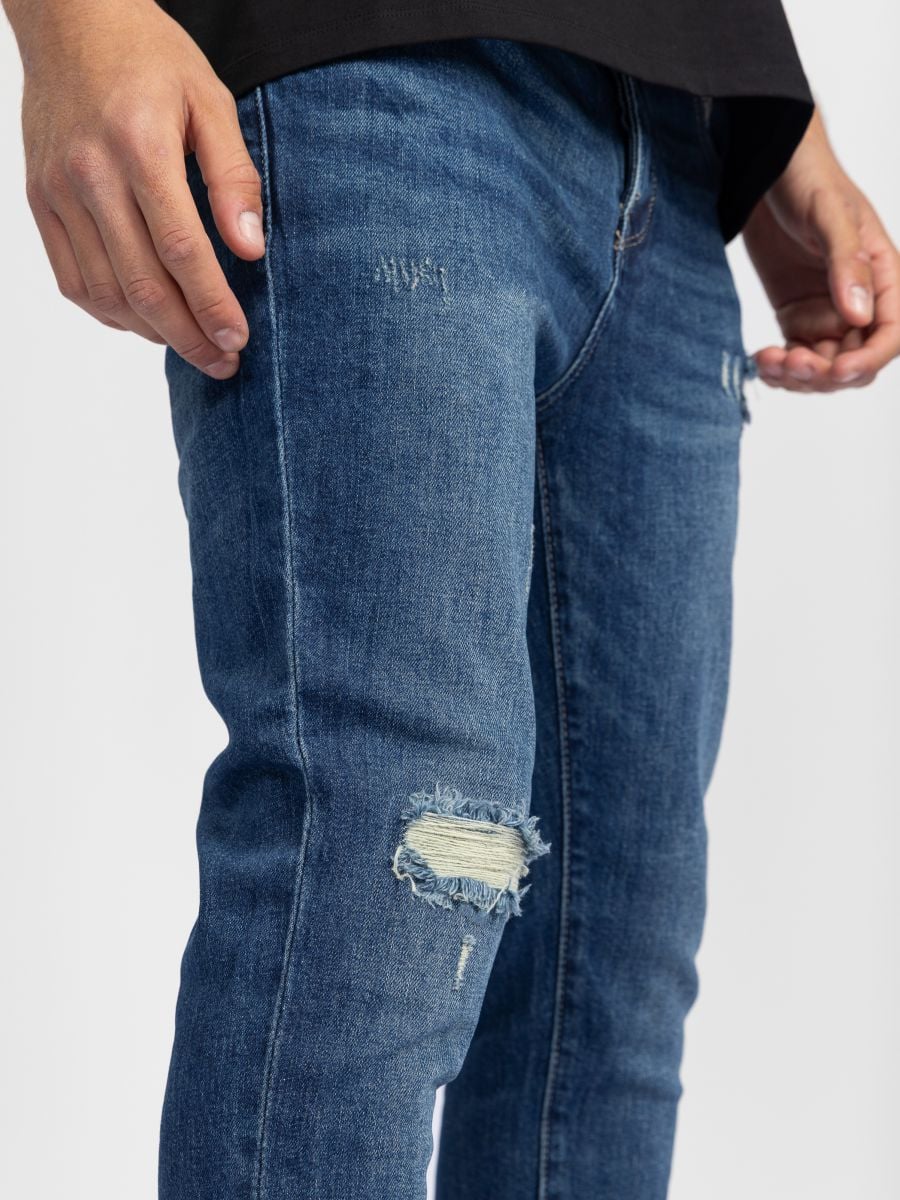 גינס סקיני עם קרעים ורוכסנים בסיומת