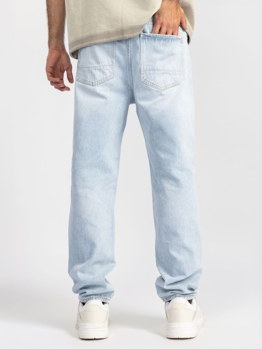 גינס לגבר במראה שטוף