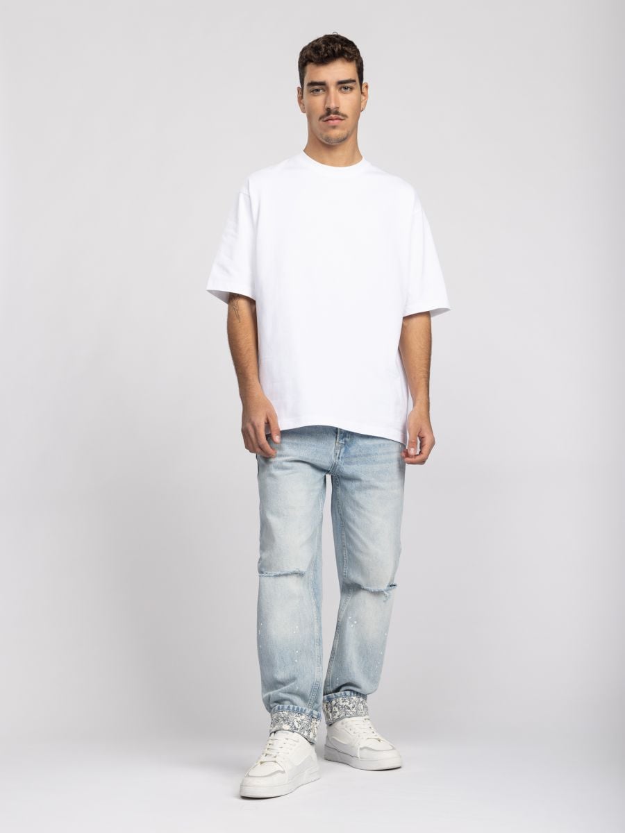 גינס שטוף עם קרעים וקיפול מודפס