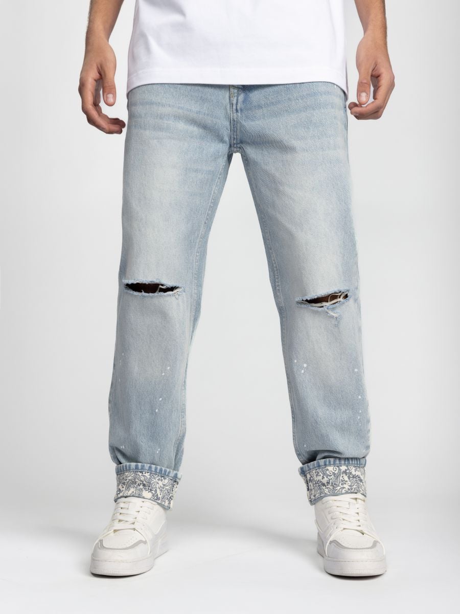 גינס שטוף עם קרעים וקיפול מודפס