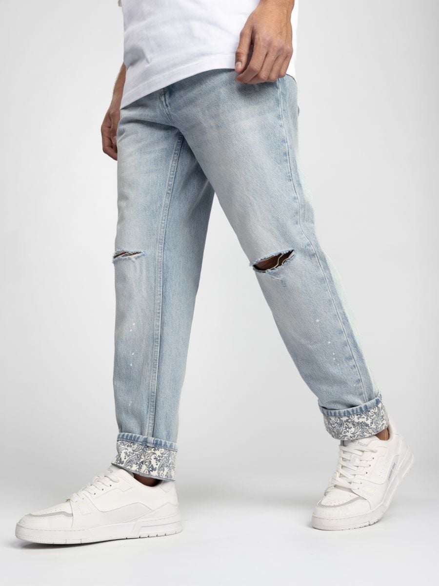 גינס שטוף עם קרעים וקיפול מודפס