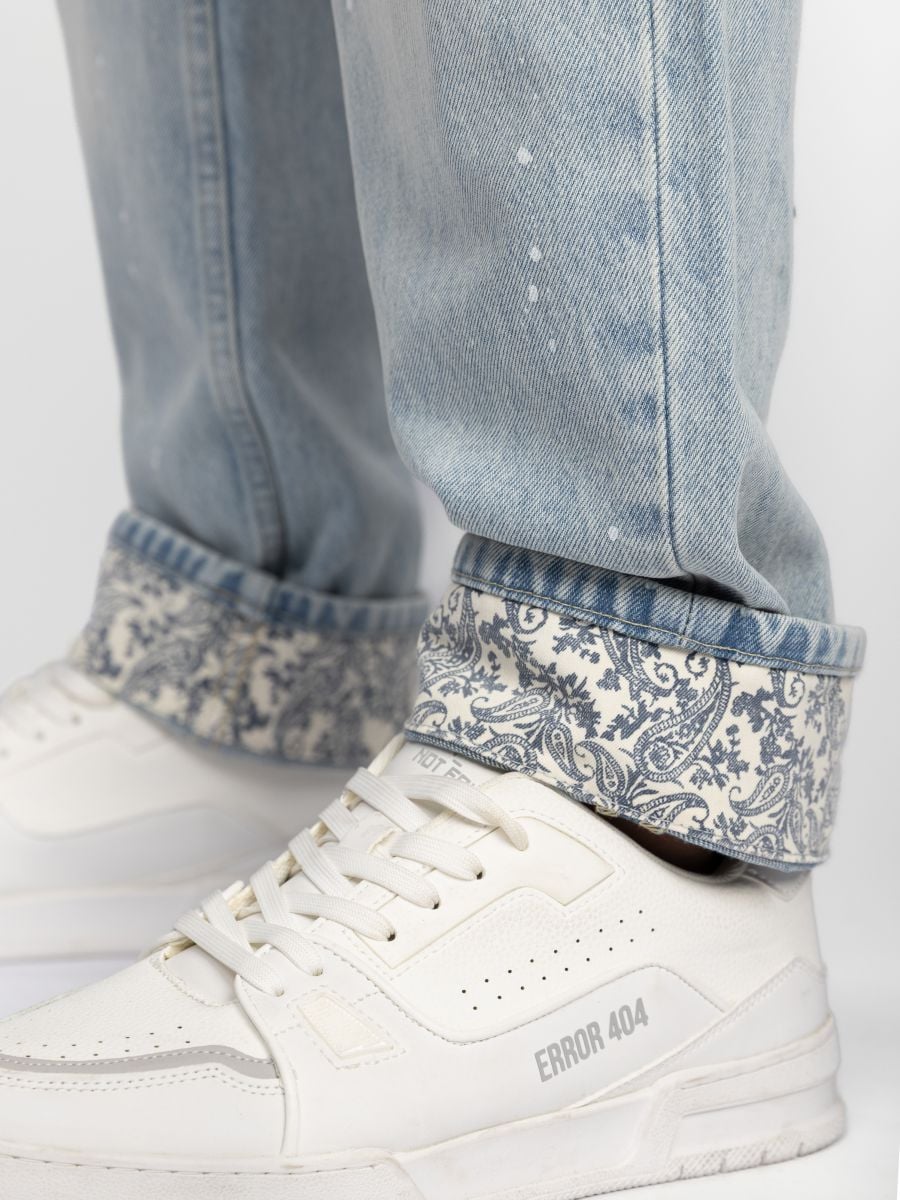 גינס שטוף עם קרעים וקיפול מודפס