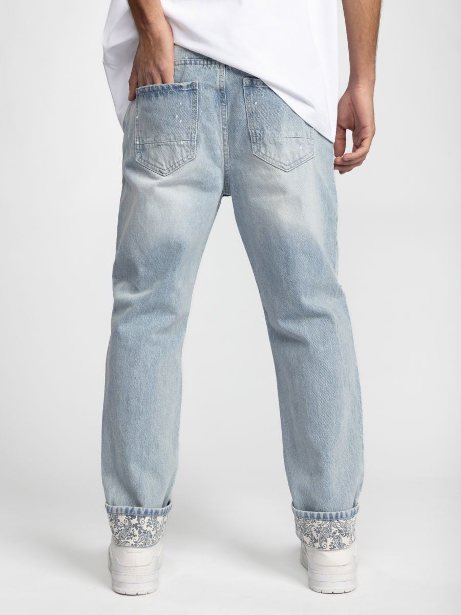 גינס שטוף עם קרעים וקיפול מודפס