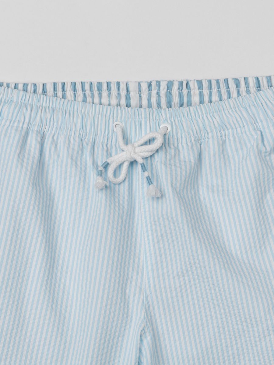 בגדי-ים בהדפס פסים עדינים