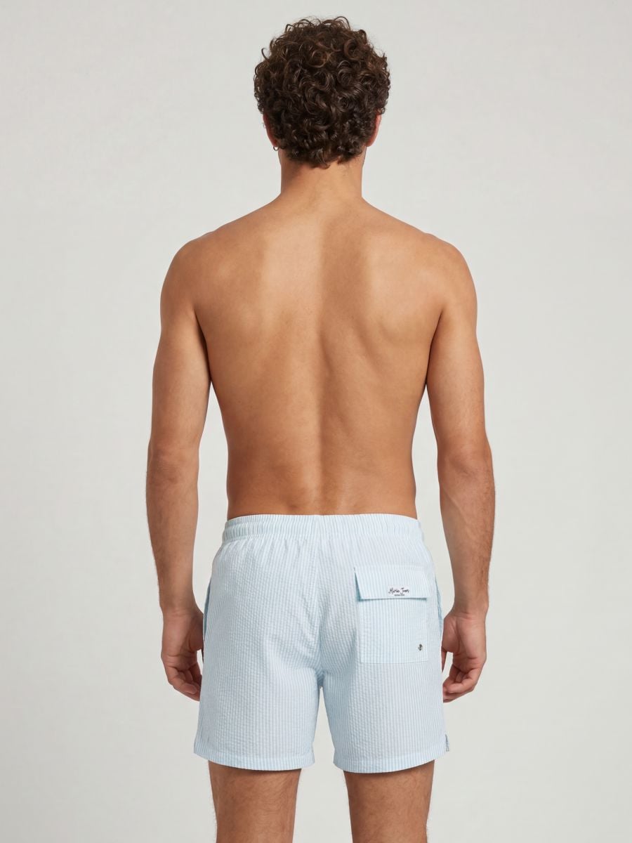 בגדי-ים בהדפס פסים עדינים