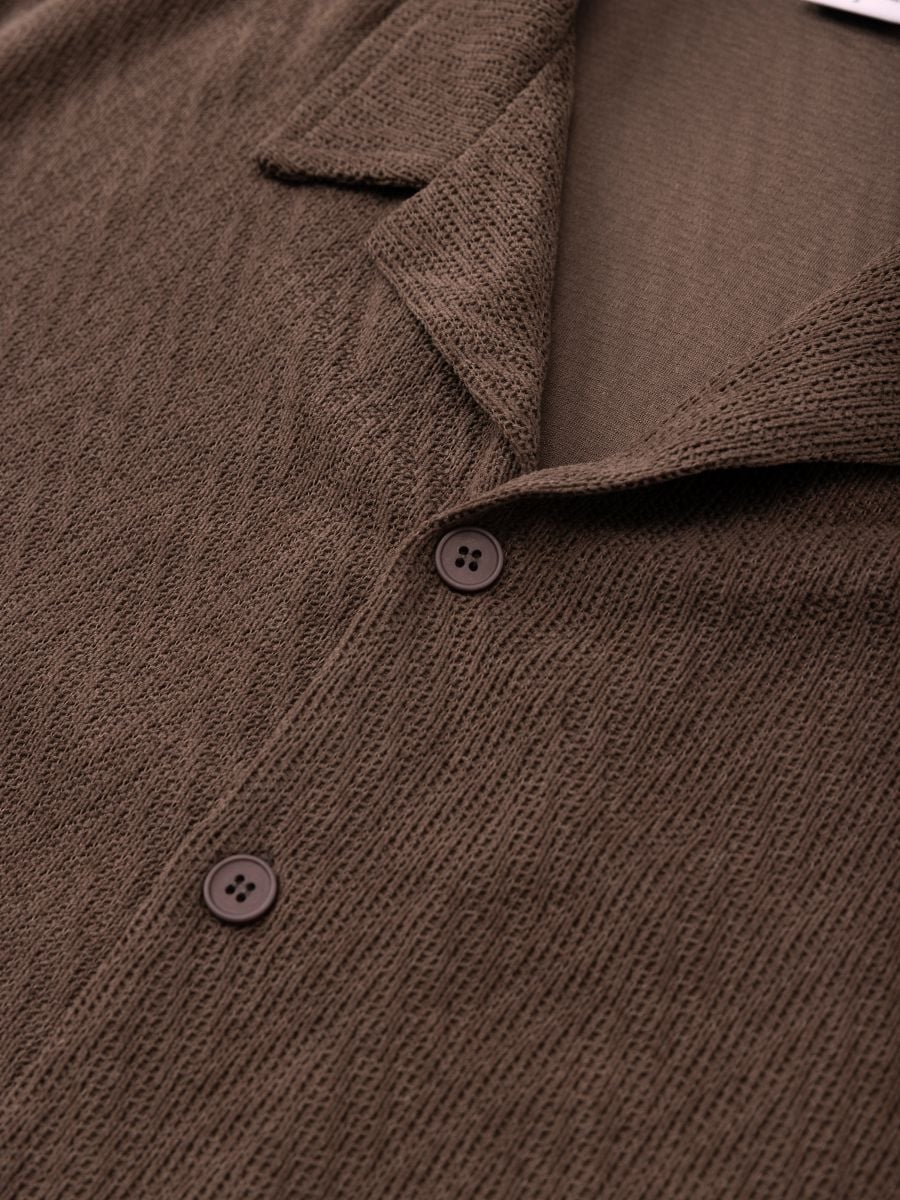 חולצה מכופתרת קצרה לגבר בטקסטורה